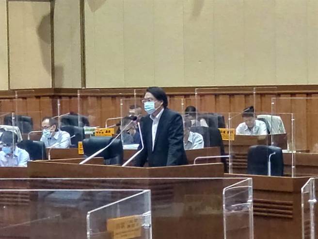 基隆市議會進行總質詢，基隆市長林右昌表示，新北市接手的機率最高。（張志康攝）