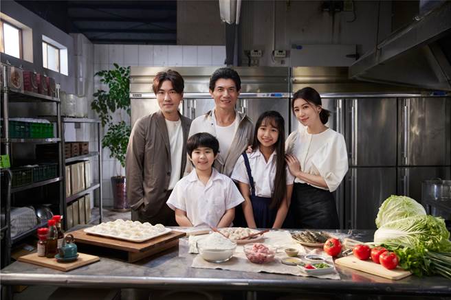 贾静雯、贾子宸（卫斯理）姊弟合体拍摄品牌形象片，与片中的贾爸爸、两个小童星合影。（贾以食日提供）