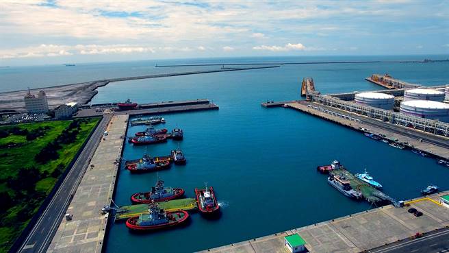 環保署專案小組會議今年8月針對麥寮港變更環評審查結論做出限期開發的裁示，南公用碼頭取得施工許可後最快2027年完工，台西產業園區第一期面積約81.48公頃公有土地，設立產製銷一條龍、冷鏈倉儲加工免稅專區。（雲林縣府提供）