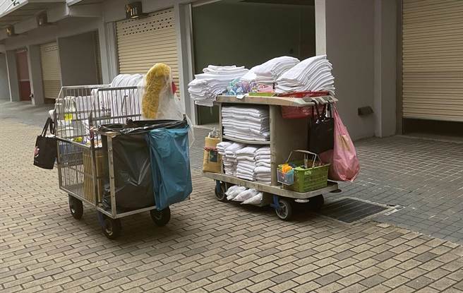 旅宿业中高龄工作者需耗费体力从事房务清洁整理工作，未来将可申请购置省力辅具。（翻摄照片／高雄洪靖宜传真）