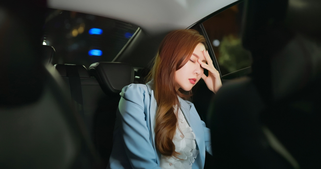 水瓶座、双鱼座、射手座说话总是反反覆覆的，会让人不知道该相信哪个说法，造成不信任感。（示意图／Shutterstock）
