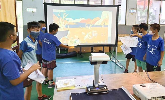 国立故宫博物院今年度举办「故宫创艺玩—数位微型特展」，首站在台中市潭子国小展出。（杨琼撄服务处提供）
