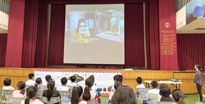 国立故宫博物院今年度举办「故宫创艺玩—数位微型特展」，首站在台中市潭子国小展出。（杨琼撄服务处提供）