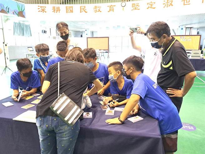 故宫让学生透过科技互动方式认识文物，更能体验科技在学习上的创新与改变。（杨琼撄服务处提供）