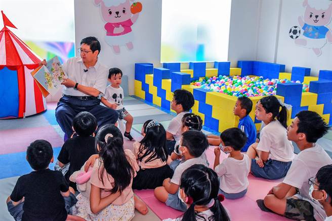 杨文科竞选总部打造童趣风，杨文科与小朋友共读绘本。（杨文科竞总提供／罗浚滨新竹传真）