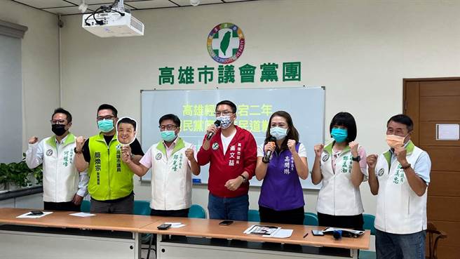 针对高雄轻轨「停工说」，民进党团再轰，韩任内毫无作为，议员更打压成弊案，国民党应该道歉。（柯宗纬摄）