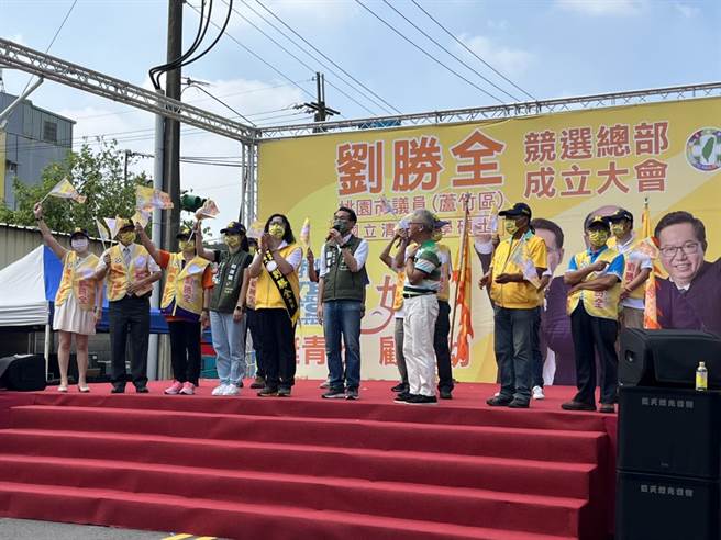 国民党桃园市长参选人张善政批评民进党是假生产线，民进党桃园市长参选人郑运鹏直呼，桃园在他眼中好像一无是处。（陈梦茹摄）