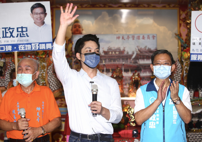 国民党台北市长参选人蒋万安（中）4日前往社子岛参拜坤天亭中坛元帅（三太子），恭祝圣诞千秋，并寻求支持让他顺利当选，为人民服务。（邓博仁摄）