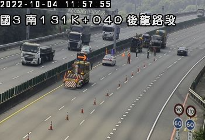 國3南下後龍段4車追撞釀4傷，整段紫爆一度「回堵4km」。(翻攝高速公路1968)