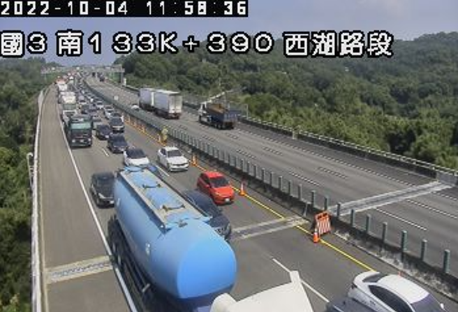 國3南下後龍段4車追撞釀4傷，整段紫爆一度「回堵4km」。(翻攝高速公路1968)