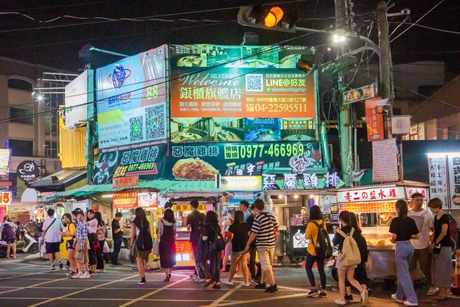 民眾晚间可前往「东海夜市」品嚐各式美食，大饱口福后，还可带份伴手礼回家，分享给家人与好友们品嚐。（台中市政府提供）