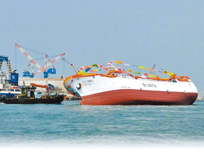 700吨远洋渔船「胜帆188号」27日上午一下水就发生侧倾意外，船公司初判是压舱失误，目前已拖回造船厂维修。（高雄港务警察总队提供／袁庭尧高雄传真）