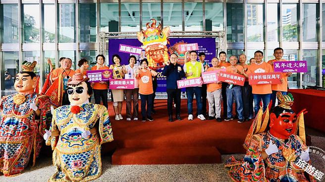 史副市長與在場嘉賓共同體驗迓火獅（高雄市政府提供）
