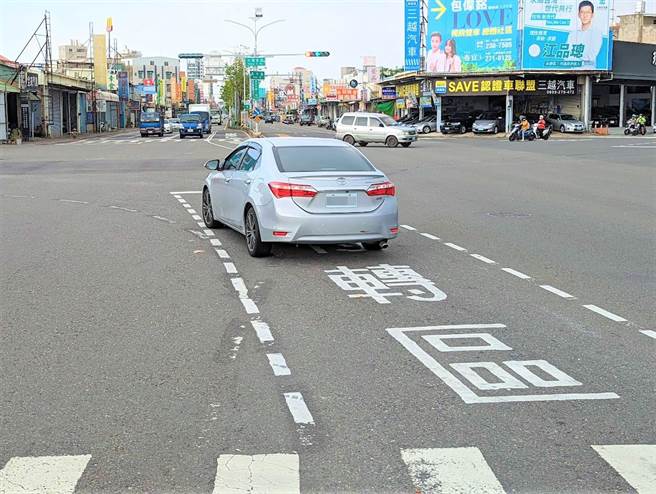 交通局于大湾路与永大路口增设左弯待转区标线。(台南市交通局提供／曹婷婷台南传真)