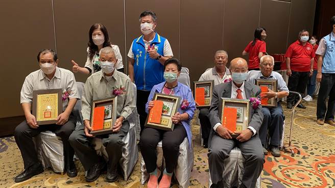 金寧乡长杨忠俊与乡内模范长者合影留念，祝福长辈们重阳节快乐(于家麒摄)