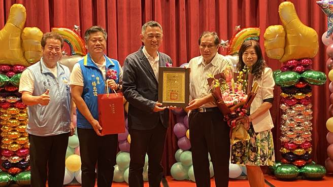 金寧乡盘山村社区发展协会理事长翁明堆，荣获中华民国老人福利协进会颁发全国模范老人楷模，县府也于表扬活动中一同为其庆贺表彰(于家麒摄)