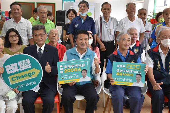 民进党提名苗栗县长参选人徐定祯4日公布敬老金每年发2千元政见。（谢明俊摄）