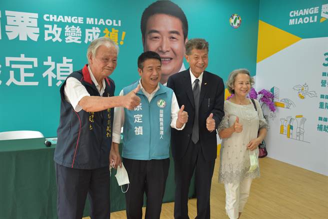 民进党提名苗栗县长参选人徐定祯4日获得徐氏宗亲会公开支持，并公布敬老金每年发2千元政见。（谢明俊摄）
