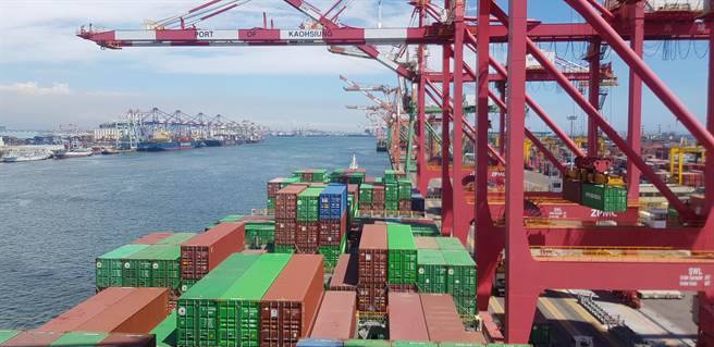 港埠業務費將於明年1月1日起調漲10％。（港務公司提供／高雄洪靖宜傳真）