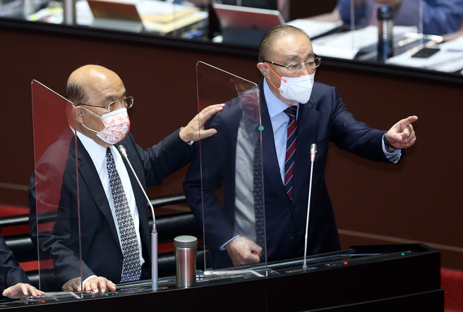 针对立委吕玉玲质疑退辅会未尽责去积极处理退抚基金多扣税金一事，退辅会主委冯世宽（右）动怒指吕讲的不对，行政院长苏贞昌（左）则在一旁拍肩安抚。（姚志平摄）
