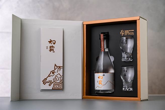 雾峰农会推出的「初雾烧酎」酒类产品，是今年第59届金马奖颁奖典礼贵宾赠礼之一，由明道中学赖偲予、陈柏彣参与设计。（明道中学提供／潘虹恩台中传真）