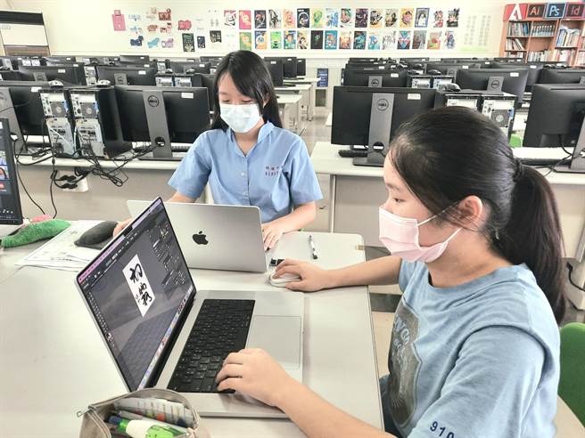 赖偲予、陈柏彣表示，这是相当难得的经验，看到自己的设计成为金马奖礼品，感觉很酷。（明道中学提供／潘虹恩台中传真）