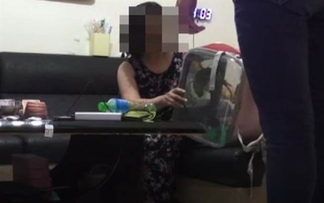 警方查獲江男涉嫌藏身在社區大樓販毒，依毒品危害防制條例送辦。（警方提供／陳淑芬台中傳真）