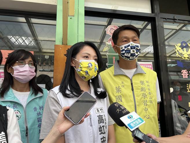 民眾党新竹市长参选人高虹安（中）表示，当天是志工团长误用公版感谢状，团长知道后也十分自责，也将追回错误感谢状，并加强与志工团的沟通，呼吁对手不要见猎心喜、做无端指控。（王惠慧摄）