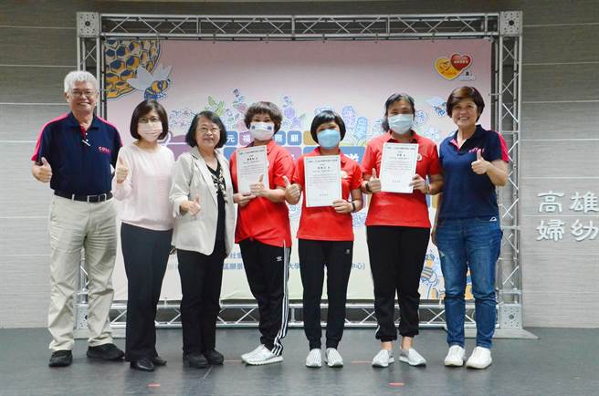 高雄市前鎮區幸福興邦社區團隊加入3屆「在欉紅」多元福利照顧師資團隊。（社會局提供／林瑞益高雄傳真）