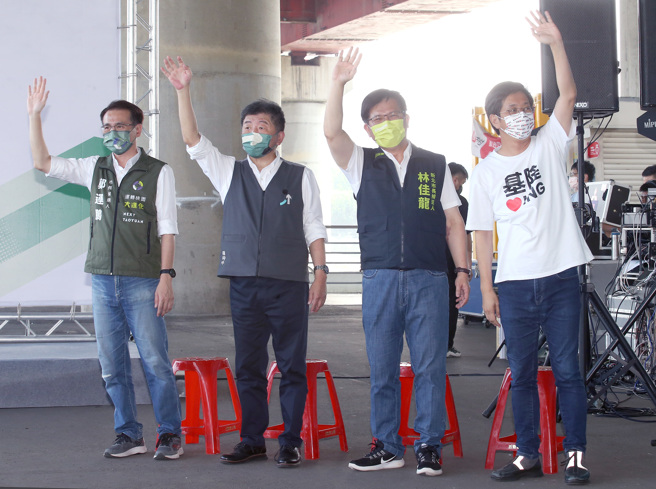 民進黨桃園市長參選人鄭運鵬（左起）、台北市長參選人陳時中、新北市長參選人林佳龍及基隆市長參選人蔡適應4日首度合體同框，發表大首都圈政見。（范揚光攝）