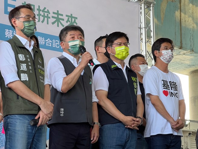 民進黨桃園市長參選人鄭運鵬（左起）、台北市長參選人陳時中、新北市長參選人林佳龍及基隆市長參選人蔡適應4日首度合體同框，發表大首都圈政見。（李奇叡攝）