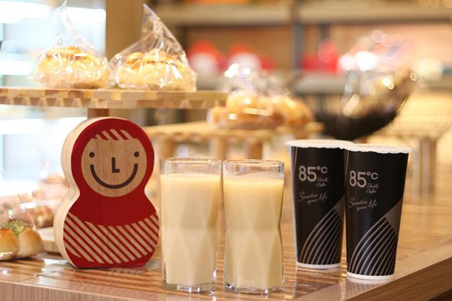 （85度「多多分享日」期间，大杯「冰多多绿茶」第二杯特价只要10元。图／85度C）