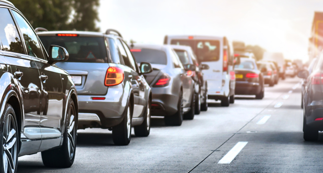 男开特斯拉回老家大塞车，下秒喷了9千。（图／shutterstock）
