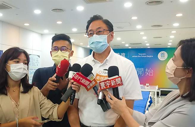 国民党桃园市长参选人张善政斥民进党执政就是豆腐渣工程的保证，根本是「绿豆渣工程」，点名「桃园在地立委」郑运鹏再度神隐。(蔡依珍摄)