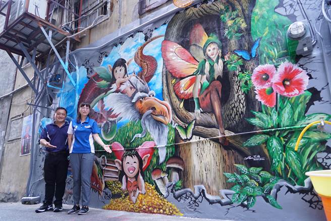 打石巷商圈积极推动旧城再生，要让商圈活化转型，找来艺术家3D彩绘吸人潮，未来整个街道也将进行彩绘，期盼让打石巷风华再现。（吴建辉摄）