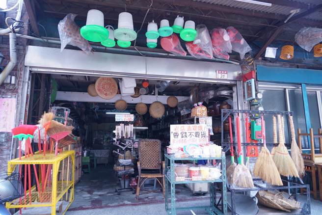 当地里长谢宜芳说，过去巷子有理髮店、中药、山产、五金杂货、金纸、礼仪社、打石店，当地民眾都流传一句「从摇篮到坟墓都买得到」。（吴建辉摄）