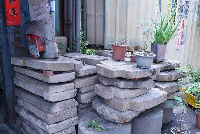 位在员林市中心，民生路与中正路间的黎明巷，过去被称为「打石巷」，原因是6、70年代当地曾是石器、铁器的聚集地，现在路旁还是看得到当时遗留下的墓碑原石。（吴建辉摄）