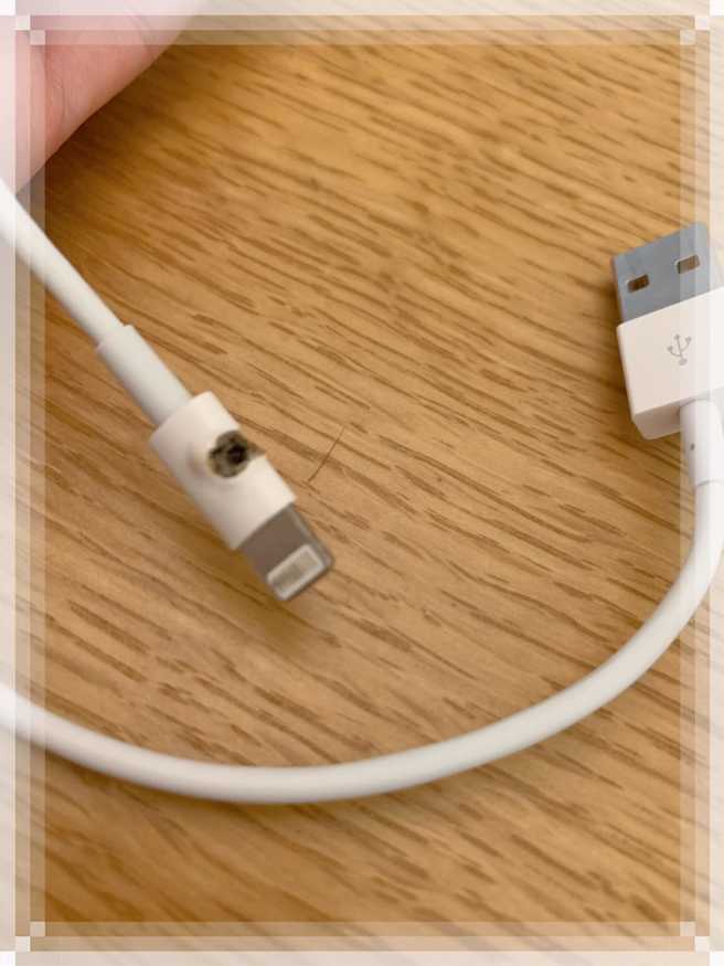 女王PO出一篇贴文分享她手机充电线的惨状。（图／翻摄自女王FB）