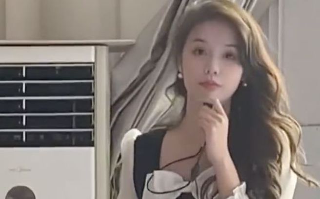 正妹老师不但拥有一张美丽的脸蛋，对学生也很有耐心。(图/微博)