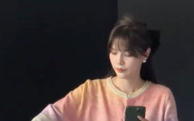 许多学生争相目睹正妹老师的风采。(图/微博)