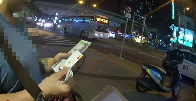 65岁王姓妇人在网路商店购买一只锅子，日前接获客服来电要求操作ATM解除分期付款，近3小时间跑至多家银行依指示操作陆续匯出44万元。（台中市第二分局提供／冯惠宜台中传真）