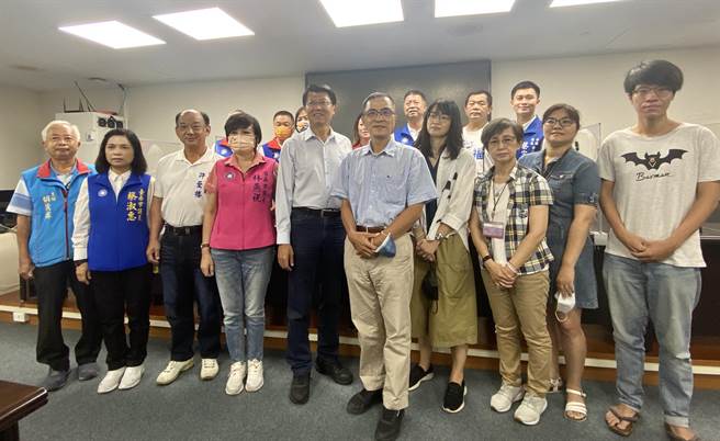 社会住宅联推动联盟副召集人吕秉怡(前右五)今拜会国民党台南市长参选人谢龙介(前左五)。(曹婷婷摄)