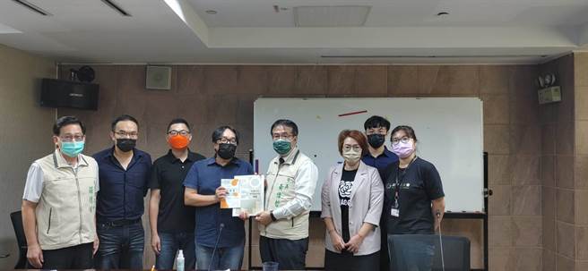 社会住宅推动联盟昨天拜会台南市长黄伟哲(右三)。(台南市政府提供／曹婷婷台南传真)