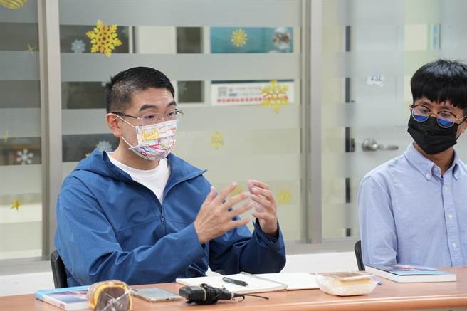 国民党基隆市长参选人谢国梁4日表示，将提告新北市议员李坤城及基隆市议员张灏瀚，并拿出林冠百借贷案的实际金额分配附表。（谢国梁办公室提供／张志康基隆传真）