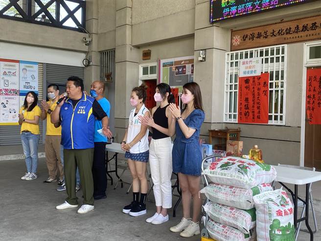 今天是重陽敬老節，台東縣議會副議長林琮翰4日媒合民間團體聯合捐贈物資給台東24站文健站。（蔡旻妤攝）