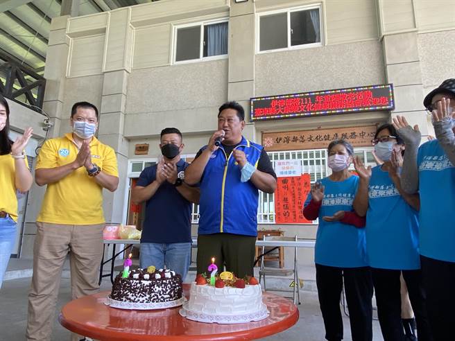 今天是重陽敬老節，台東縣議會副議長林琮翰4日媒合民間團體聯合捐贈物資給台東24站文健站。（蔡旻妤攝）