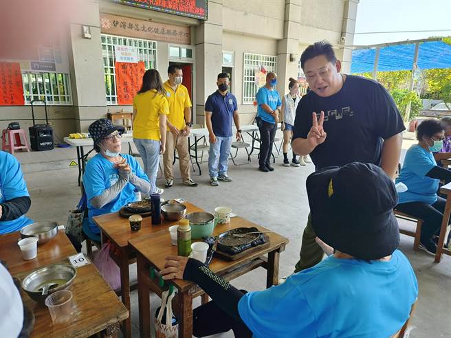 今天是重陽敬老節，台東縣議會副議長林琮翰4日媒合民間團體聯合捐贈物資給台東24站文健站。（蔡旻妤攝）