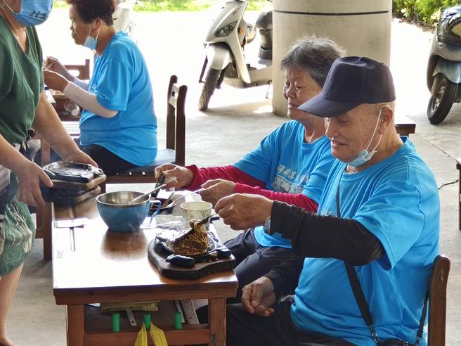 今天是重陽敬老節，台東縣議會副議長林琮翰4日媒合民間團體聯合捐贈物資給台東24站文健站，長輩開心用餐。（蔡旻妤攝）