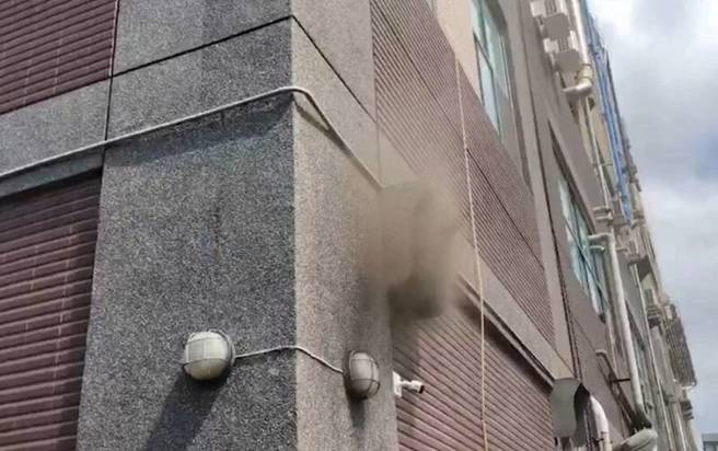 南科园区附近一家厂办消防机房配电盘疑似起火，由于艾司摩尔就在一旁，引起虚惊。(民眾提供/张毓翎台南传真)