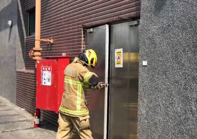 南科园区附近一家厂办消防机房配电盘疑似起火，由于艾司摩尔就在一旁，引起虚惊。(民眾提供/张毓翎台南传真)